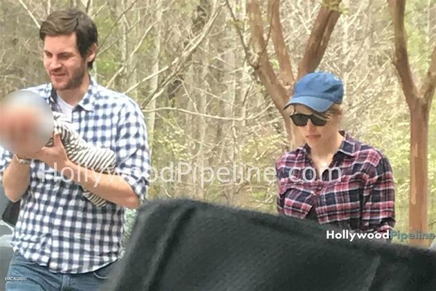 瑞秋男友怀抱婴儿