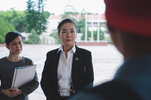 恬妞饰演奉行权威教育的校长