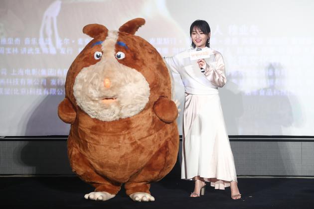 周笔畅与动画人物合影1