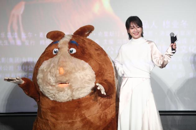 周笔畅与动画人物合影3