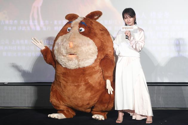 周笔畅与动画人物合影2