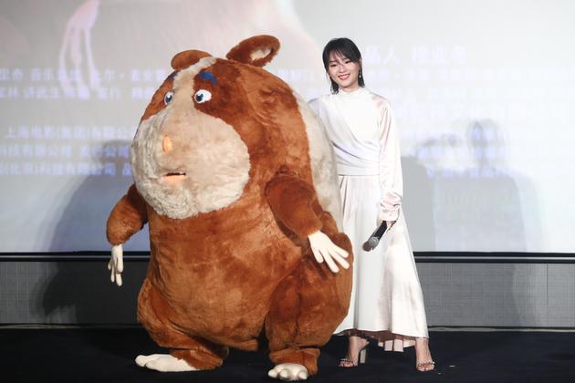 周笔畅与动画人物合影