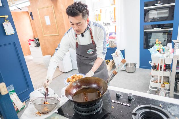 中餐厅迎来"mens day" 苏有朋抓狂遇最囧一天