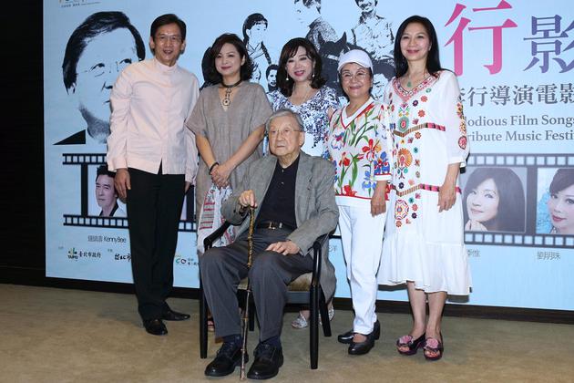 导演李行与演唱歌手们合影