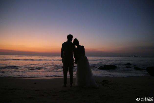杨烁[微博]王黎雯[微博]海边依偎