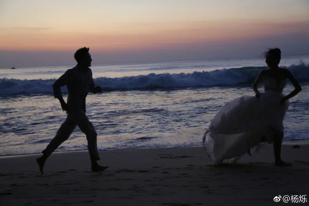 杨烁王黎雯海边奔跑