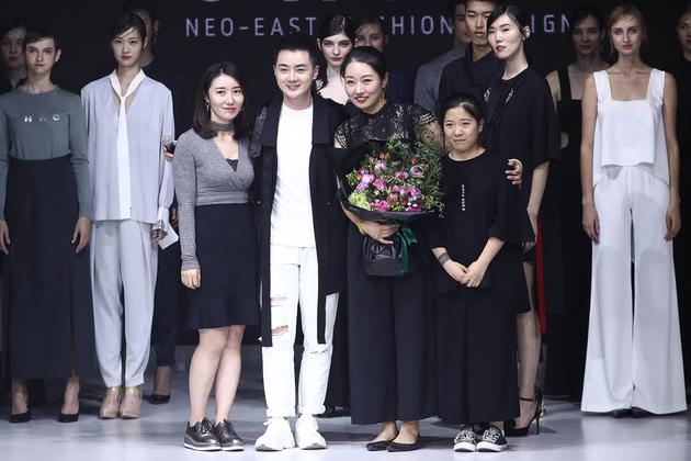 余少群与设计师合影