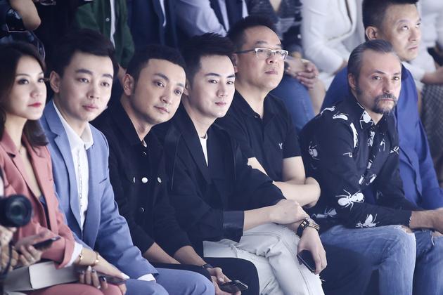 余少群与友人一起看秀