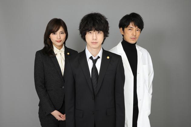 日剧《无罪～冤罪律师～》演员左起川口春奈、坂口健太郎、藤木直人