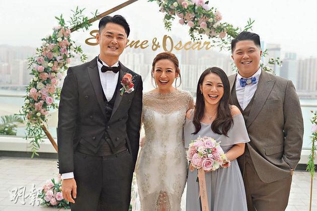 JW（右二）接到江若琳（左二）抛出的花球，但笑指身旁男友没反应