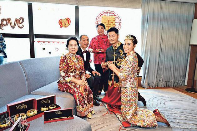 江若琳与萧润邦敬茶时，江若琳听到长辈祝福，多次感动落泪