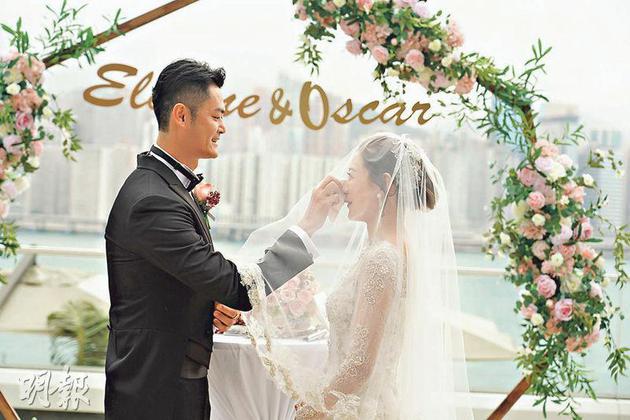 举行注册仪式时，萧润邦为江若琳擦眼泪