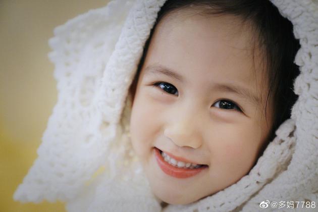 多妹头裹浴巾笑容甜美 孙莉调侃女儿扮成了小baby