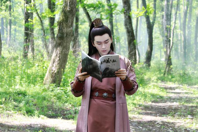 黄宥明饰演"黑暗之子"乌童