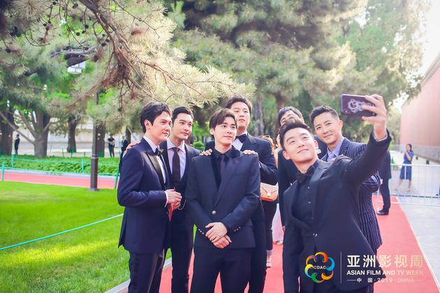 李易峰亮相亚洲影视周后台大合影靠手抢镜很皮了