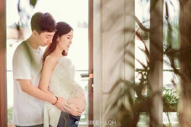 韩天宇温柔抚摸老婆肚皮