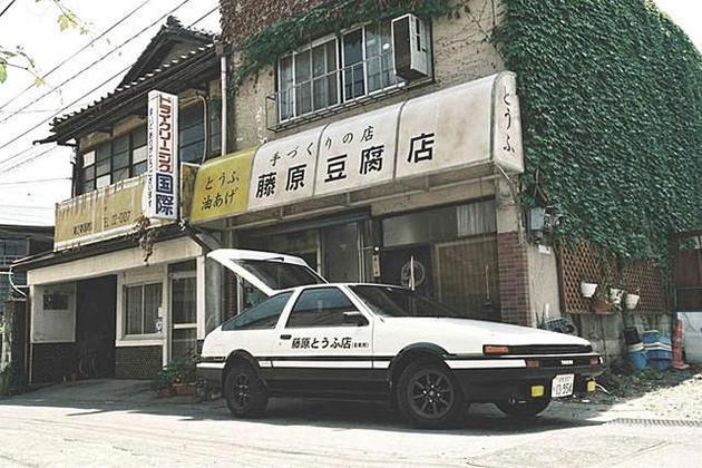 周杰伦在《头文字D》中开着一辆印着“藤原豆腐店”的AE86车