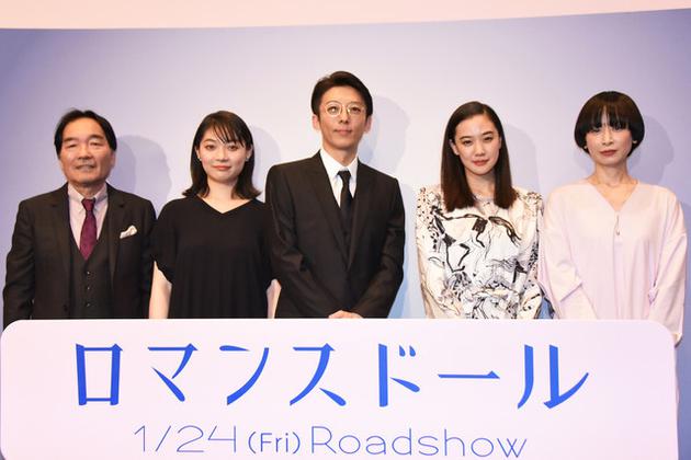 12月18日东京电影《浪漫娃娃》完成披露试映会，左起喜太郎、三浦透子、高桥一生、苍井优、棚田由纪