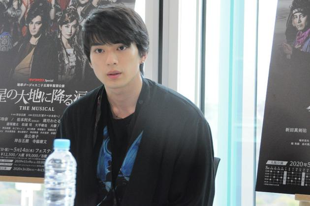 新田真剑佑出席始次主演舞台剧《下落在星之大地上的眼泪》记者见面会