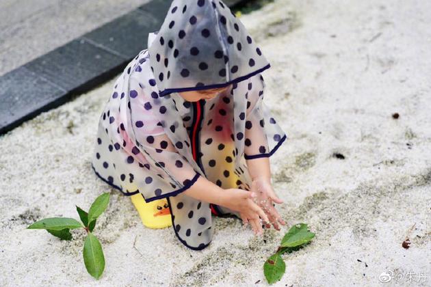 朱丹分享女儿趣事 小小丹穿雨衣