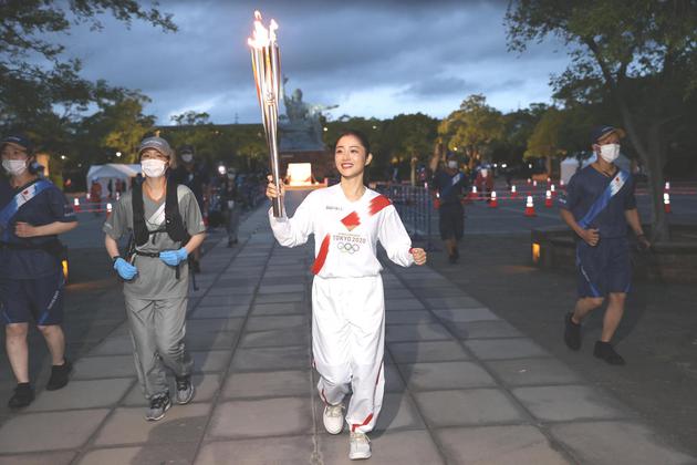 石原里美参加长崎县奥运圣火传递