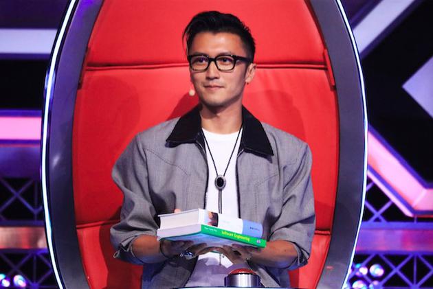 组图:谢霆锋戴黑框眼镜下颚线瞩目 台下弹吉他玩摇滚魅力爆发