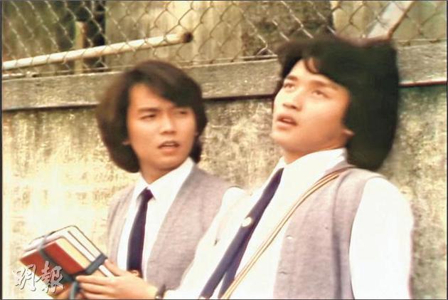 贾思乐（左）与张国荣（右）识于微时，拍《冲激21》时成为好友。