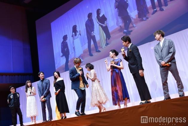 左起广木隆一导演、优希美青、谷原章介、中山美穗、吉沢亮、樱井日奈子、檀丽、筒井道隆、佐藤大树