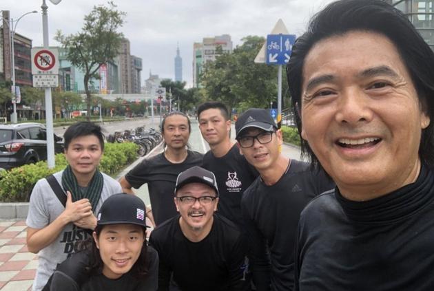 再次捕获野生发哥！ 周润发公园慢跑大方合影粉丝_手机新浪网