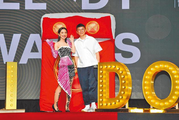 金曲奖去年由陈镇川（右）制作，Lulu担任典礼主持人