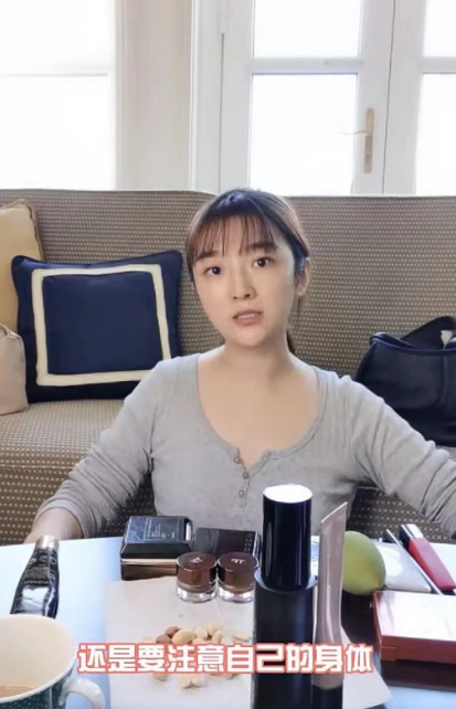 王栎鑫前妻吴雅婷带女儿四处游玩称要多爱自己点