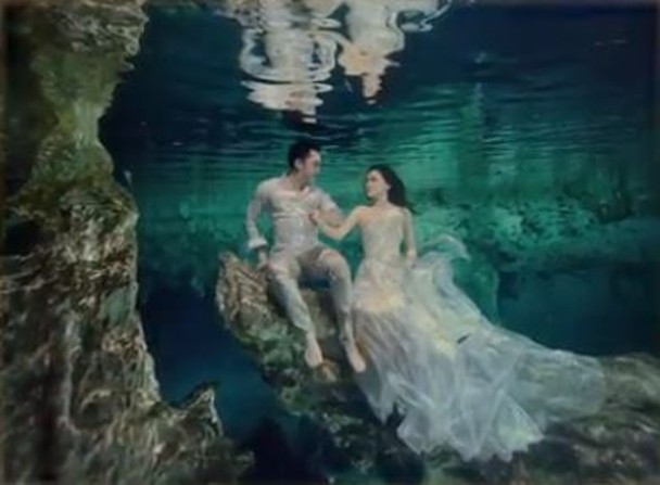 婚纱在水中漂浮的效果，令到阿娇好像水中仙子一样美到爆！