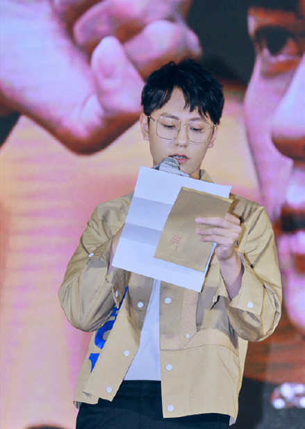 秦俊杰新剧首演卧底 深情读信致敬中国公. 来自晴天芋头小美 - 微博