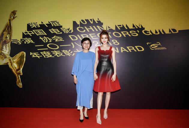 中国电影导演协会会长李少红携新人女演员楷旋一同亮相红毯