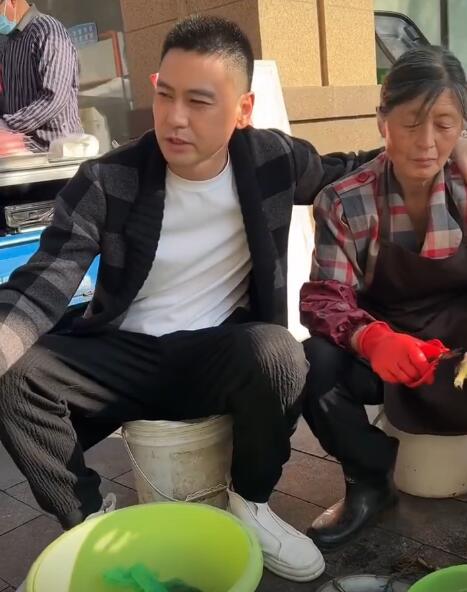 演员李飞晒出自己帮母亲卖鱼的视频