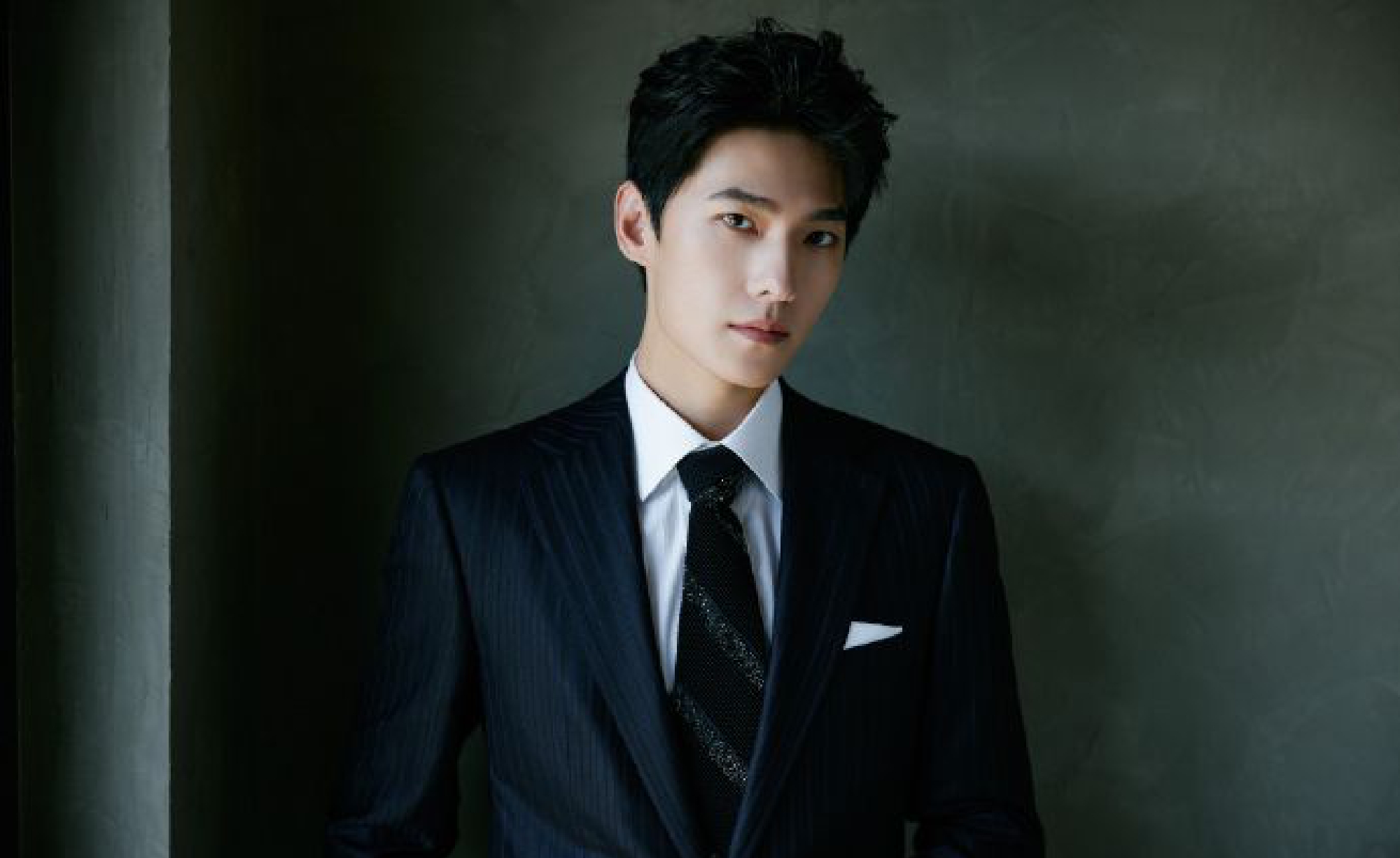 组图:网友成都太古里偶遇杨洋 polo衫牛仔裤背影挺拔帅气_高清图集