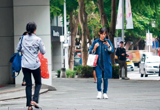 近日，有媒体拍到陈意涵现身街头，边走路边玩手机，挺六个月孕肚独自坐公交车。