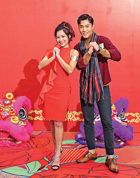 何雁诗与丁子朗跟大家拜年。