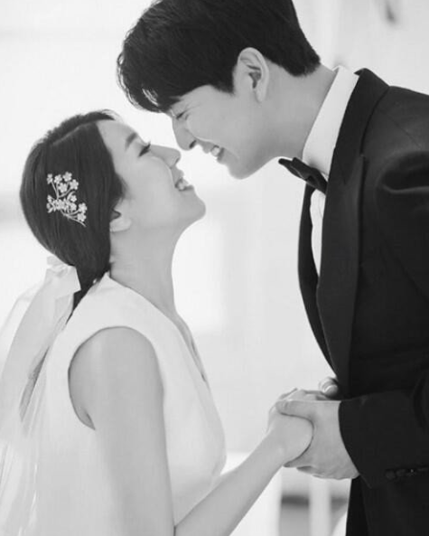 李必模夫妇新浪娱乐讯 6月20日,韩国演员李必模通过经纪公司承认了