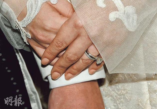 苟芸慧手上大大粒的正是老公陆汉洋所送价值170万的婚戒