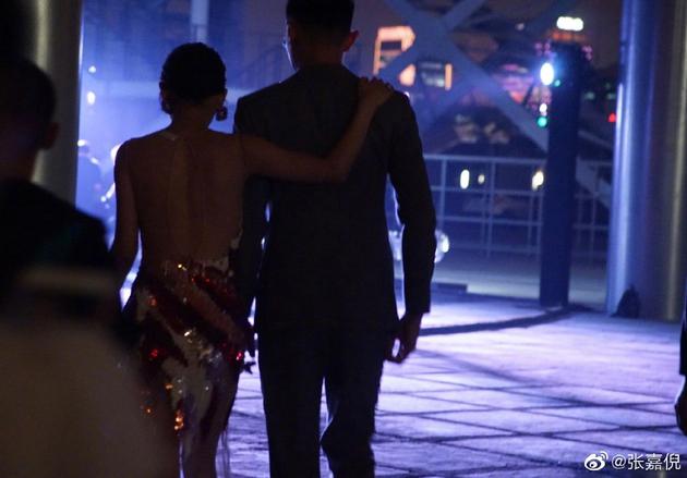 张嘉倪与买超背影