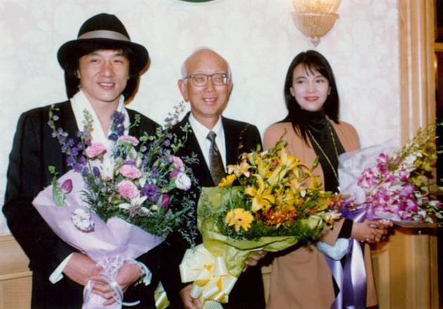 邹文怀与成龙、郑裕玲合影