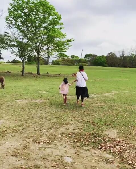 梁咏琪与女儿手牵手弹跳