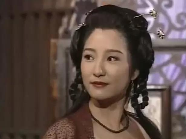 丐帮帮主乔峰(黄日华饰)因拒绝副帮主妻康敏(雪梨饰)之爱遭报复指为