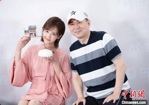 李一桐在《爱我就别想太多》一剧中与陈建斌上演“忘年恋”。