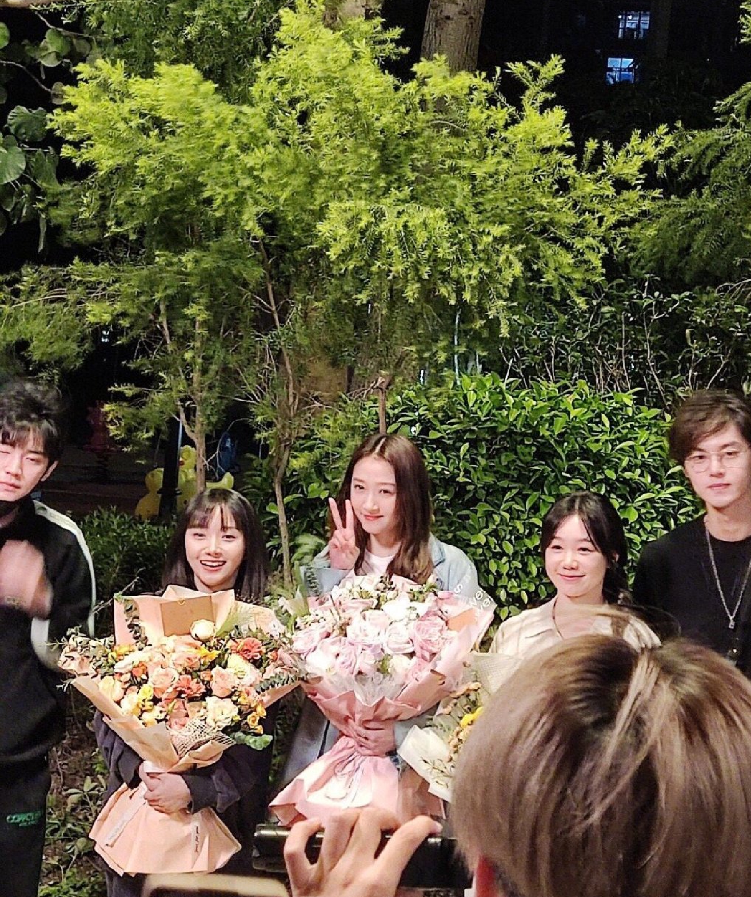 组图：《二十不惑2》杀青照曝光关晓彤卜冠今徐梦洁手捧花束第2张图片