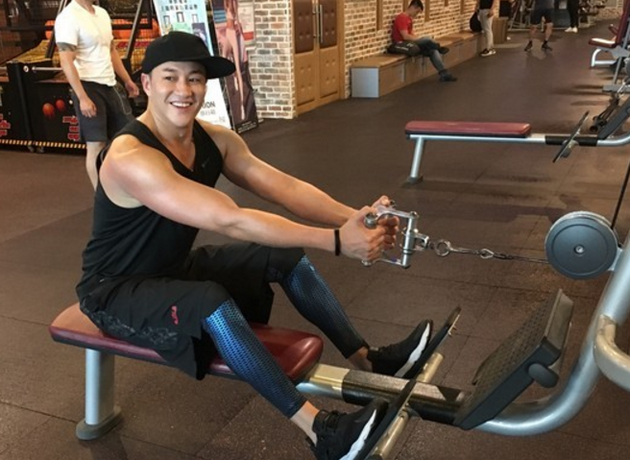 何润东健身房秀肌肉 自曝娇妻更爱肉肉的自己