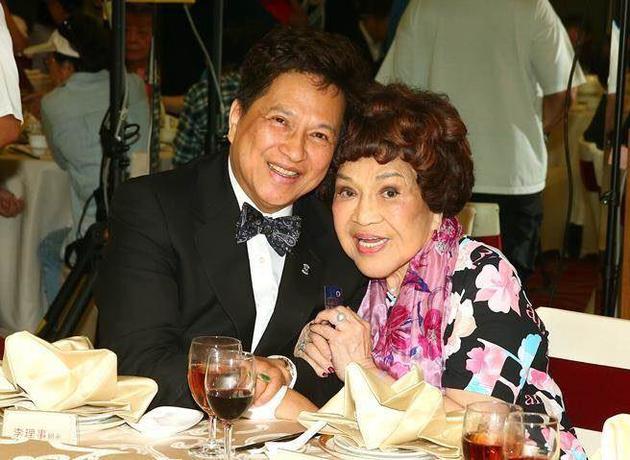 周游听闻金庸病逝哭了阿姑封号竟从神雕来的