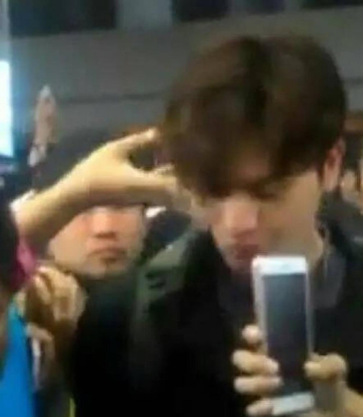 組圖：陸星材粉絲昔日過激行為被扒 在機場瘋狂摸臉愛豆