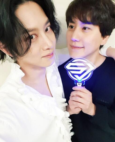 金希澈利特李东海晒照庆祝圭贤退伍